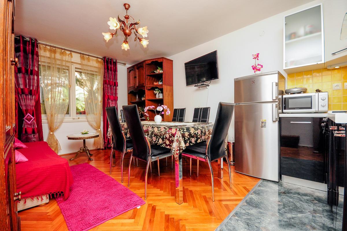 Apartments Crvena Orhideja สปลิท ภายนอก รูปภาพ